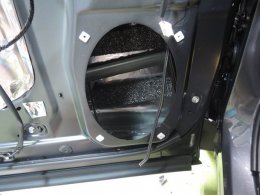 フォレスタスピーカーケーブル通し