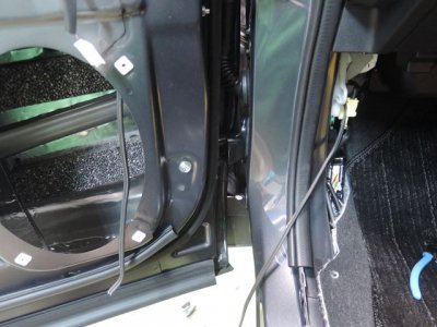 フォレスタスピーカーケーブル通し