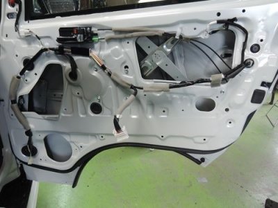 200系ハイエースワゴンサービス・ホール取り外し