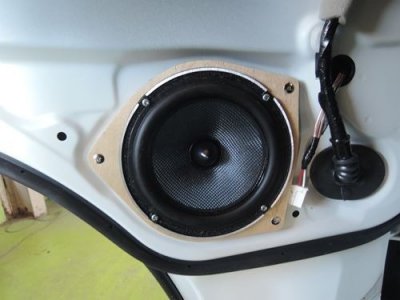 ハイエースワゴンスピーカー交換ブルームーンオーディオAX-165