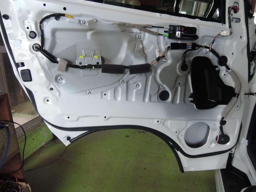 200系ハイエースワゴンドアトリム外したところ