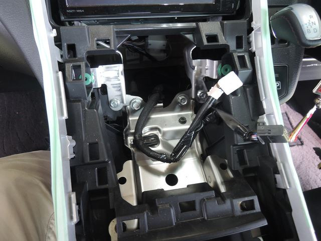 トヨタSAIエアコンパネル取り外し