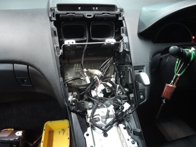 トヨタSAIナビ取り外し