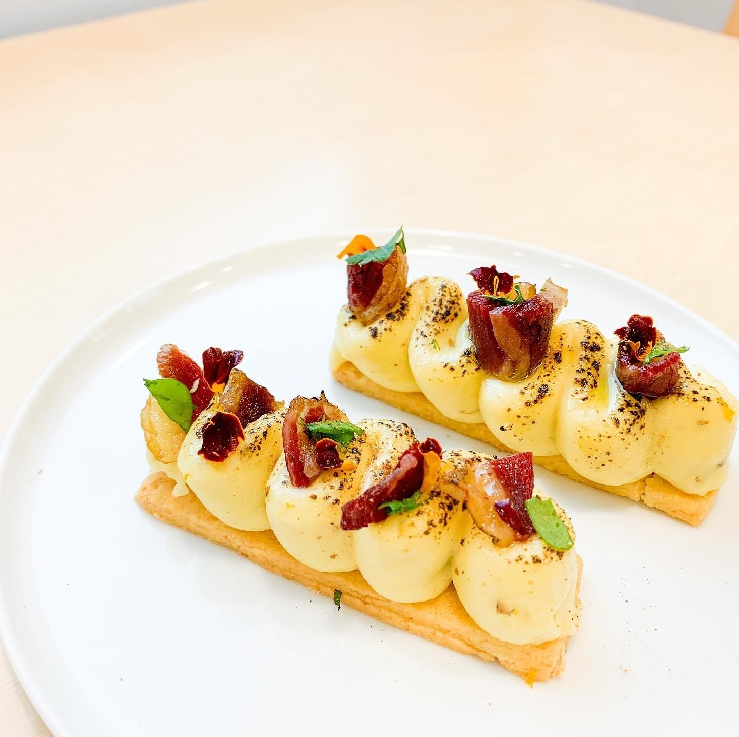 前菜盛り合わせ　3品目　アンデスレッドピュレと経産牛のベーコン　プチガトー仕立てのタルト﻿