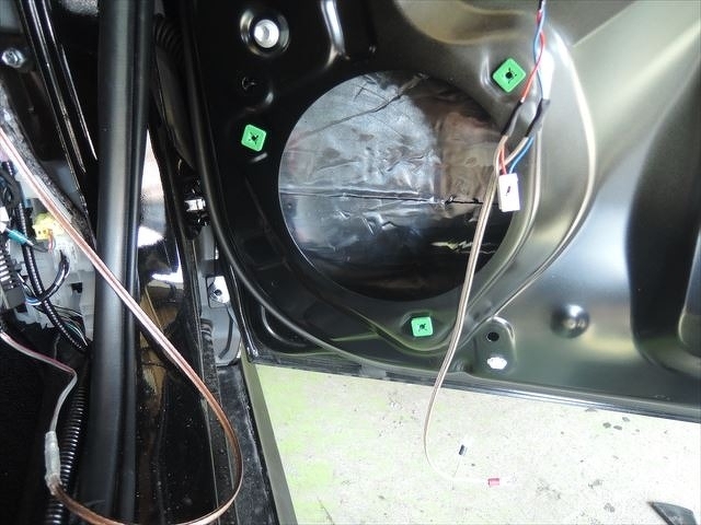 純正の配線から割り込ましてスピーカー線出しとデッドニング