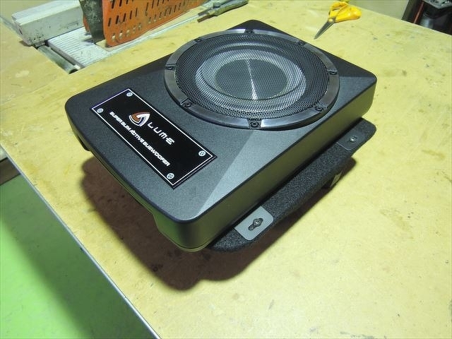 アークオーディオのLUS-800パワードウーハー台に取付