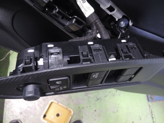 マツダCX3ウインドースイッチ類のユニットボックスの爪