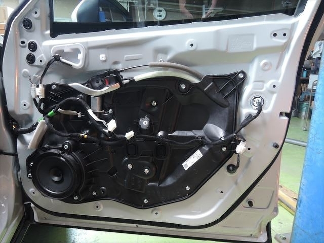 マツダCX3ドアトリム外したところ