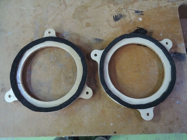 インナーバッフルの背面にシール材貼り付け