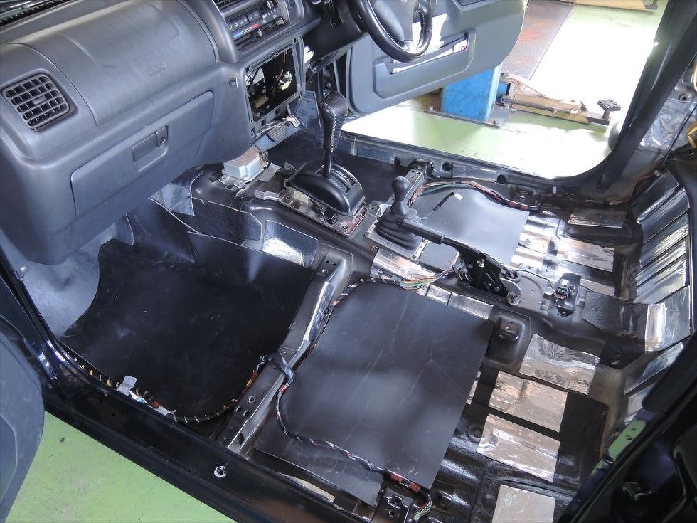 遮音シートをフロアー全面に敷き詰め