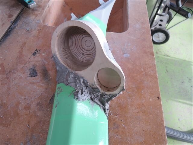 ツィーターカップ、ミッドのカップをAピラーにパテ盛り