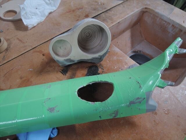 ツィーターカップ、ミッドのカップパテ整形中