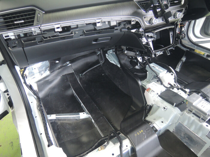 フロント側の遮音シート貼り付け