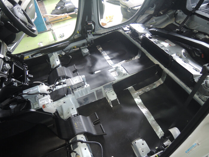 アコードハイブリッドリア側の遮音シート貼り付け