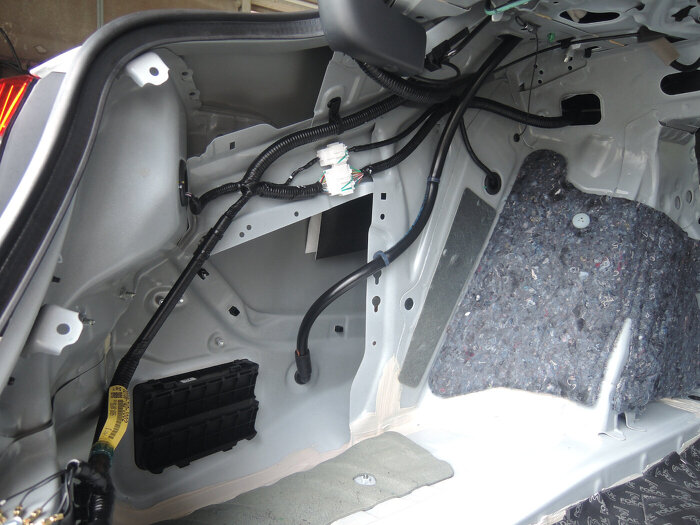 アコードハイブリッドトランクの内装を剥がし