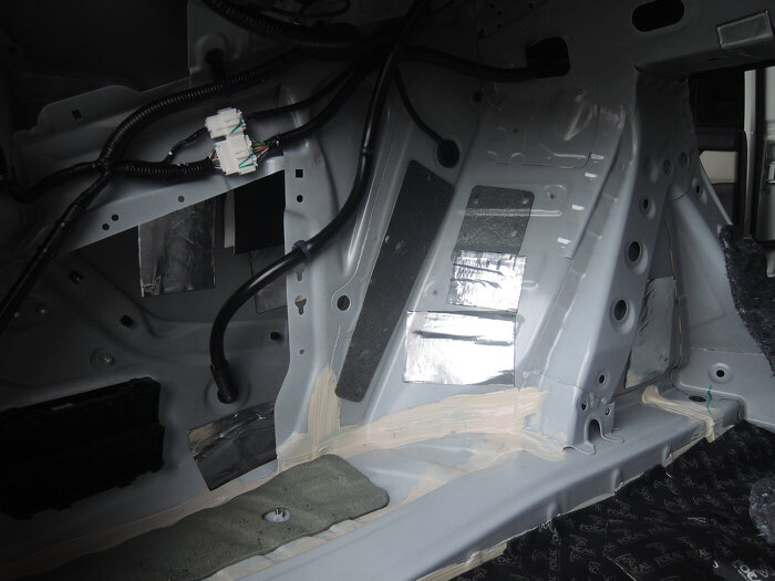 アコードハイブリッドトランク内に制振シートを貼り付け中