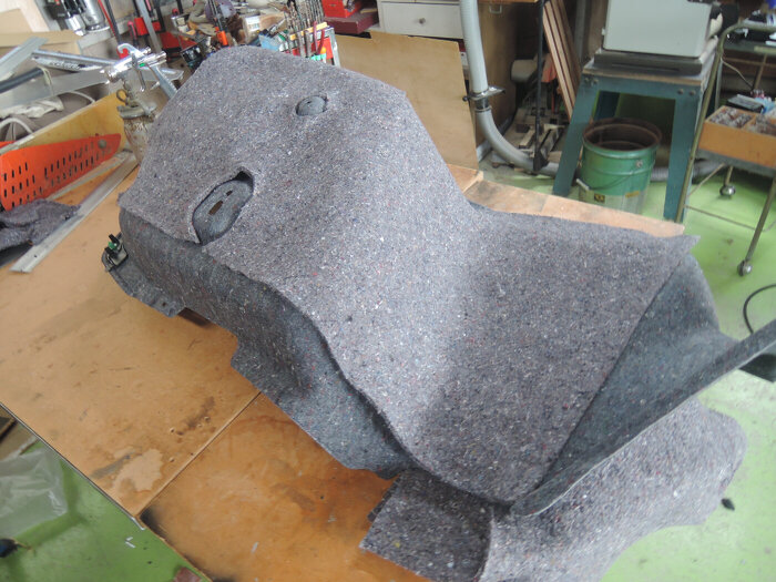 トランクの内装ライナー左に吸音材を貼り付け