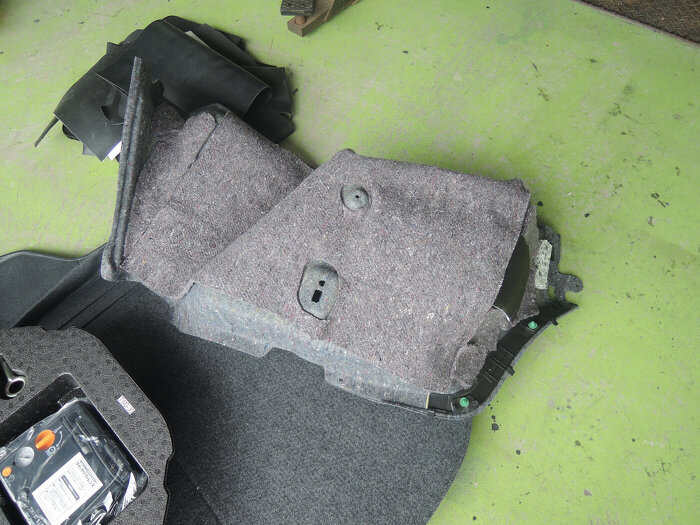 トランクの内装ライナー右に吸音材を貼り付け