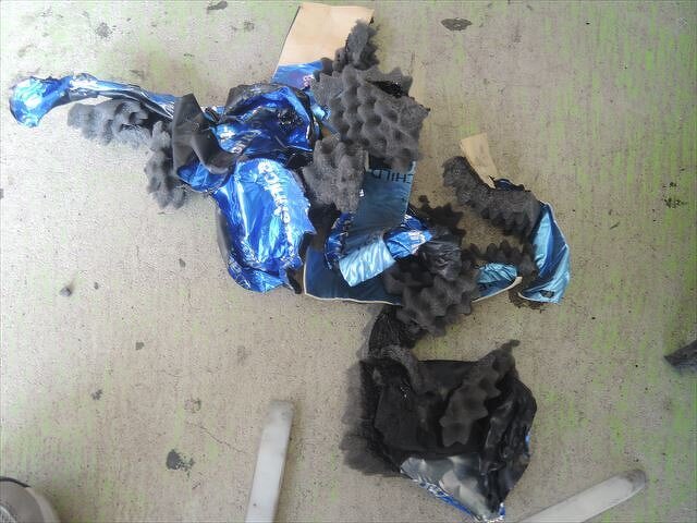 取り外したデッドニング材　不要なスポンジが多すぎる