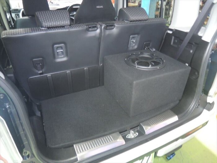 スズキハスラートランクボードに置かれたサブウーハーボックス