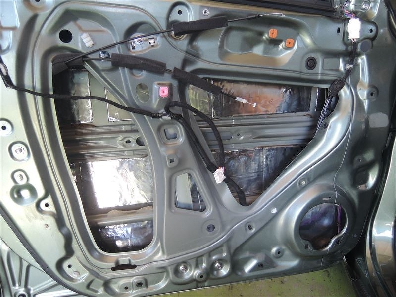 ドアの内部にデッドニング材を貼り付け