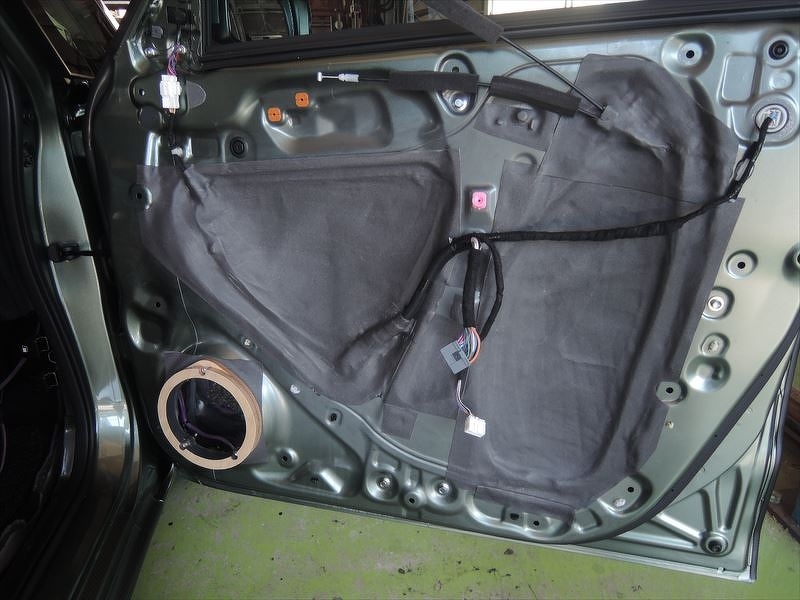 デッドニング材で穴埋め貼り付け