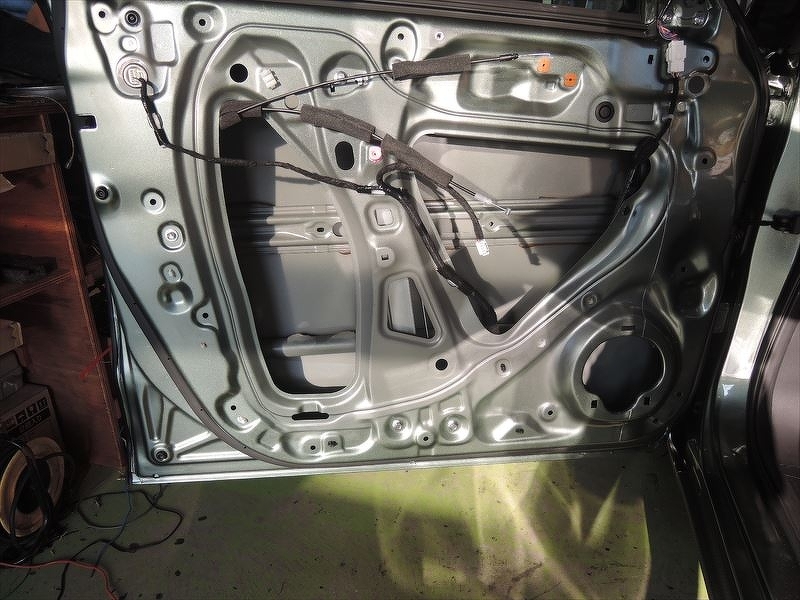 新型フリードのスピーカー取り外し