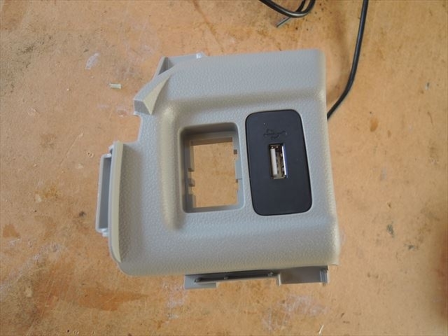 エーモンの【2312】USB接続通信パネル(トヨタ・ダイハツ車用)