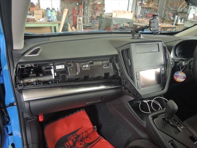 左サイドのパネルを外します