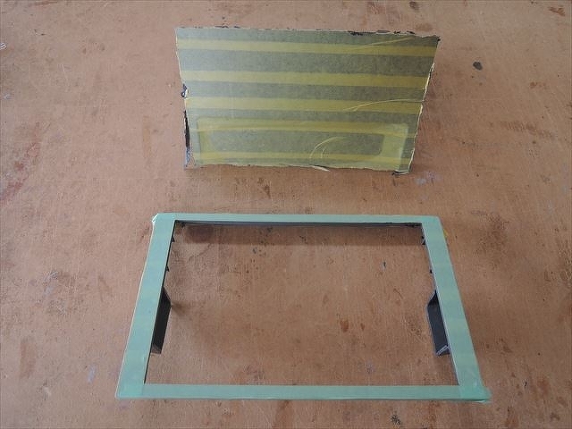 純正パネルをカットする