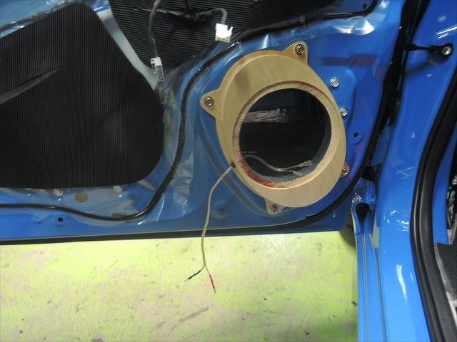 新型インプレッサー用にインナーバッフルをドアに取り付け