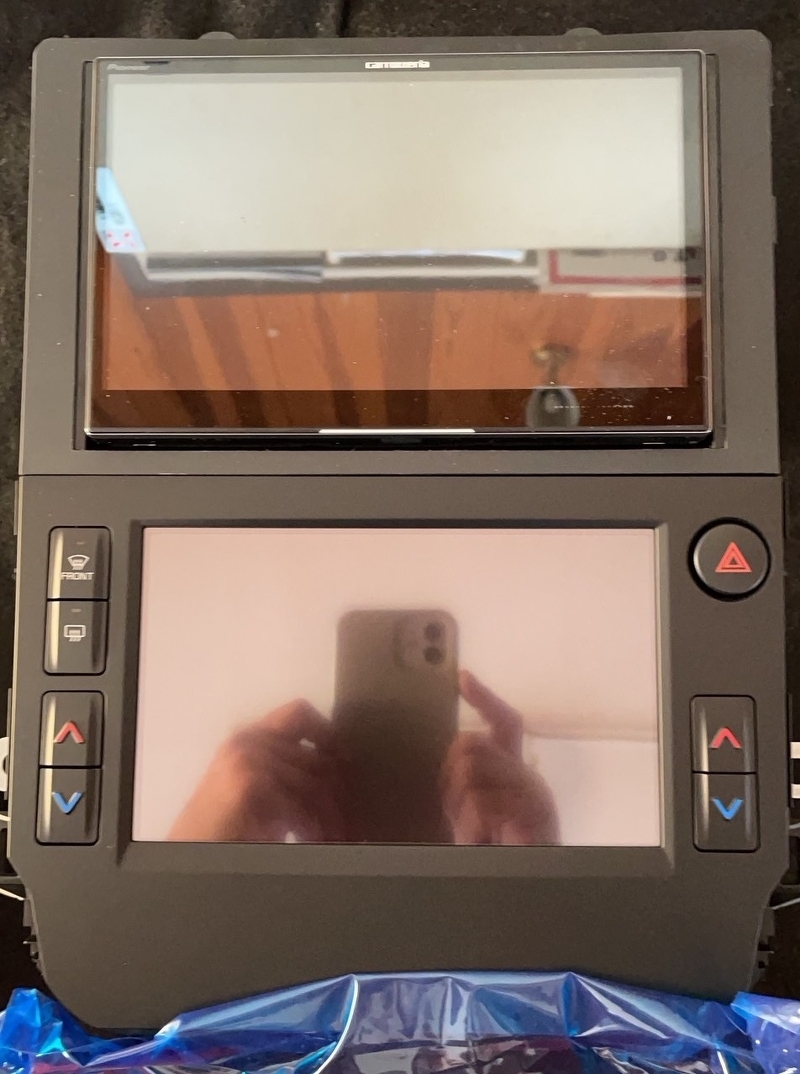 パネルカットしてサイバーナビをきれいにセットしました。