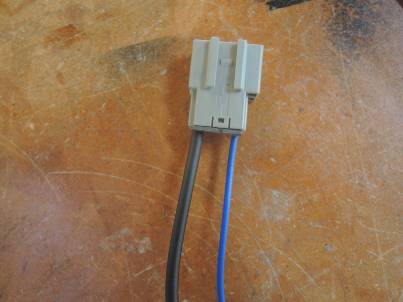 日産車用アンテナ変換コネクターでアンテナ線を入れ替えした