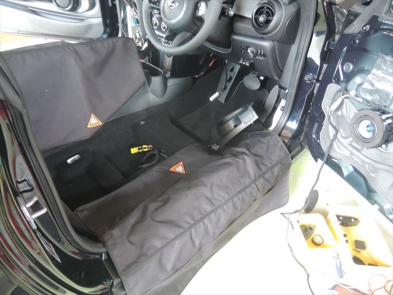 BMWミニシート下のウーハー交換　シート取り外し