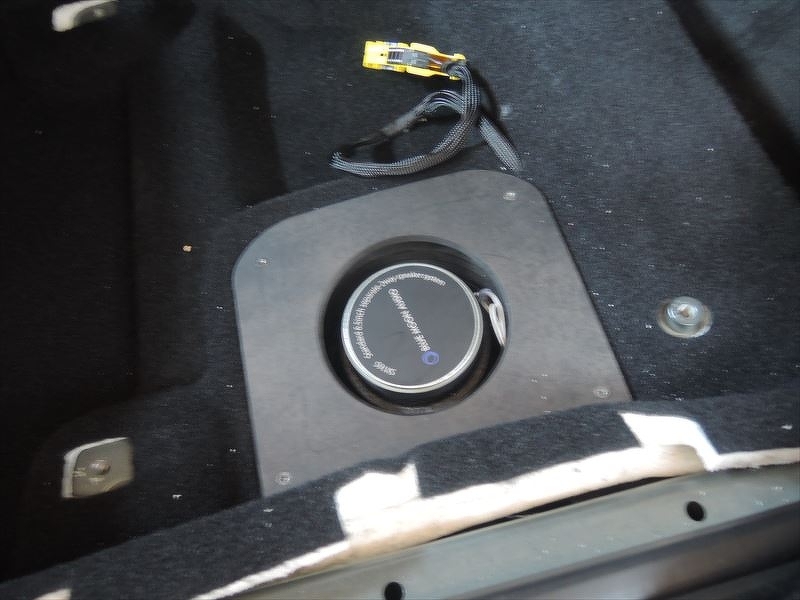 BMWミニシート下のウーハー交換　ブルームーンオーディオ16cmウーハー