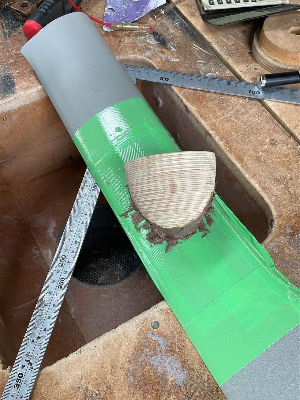 Aピラーにピッタリ合うようにパテを盛って整形