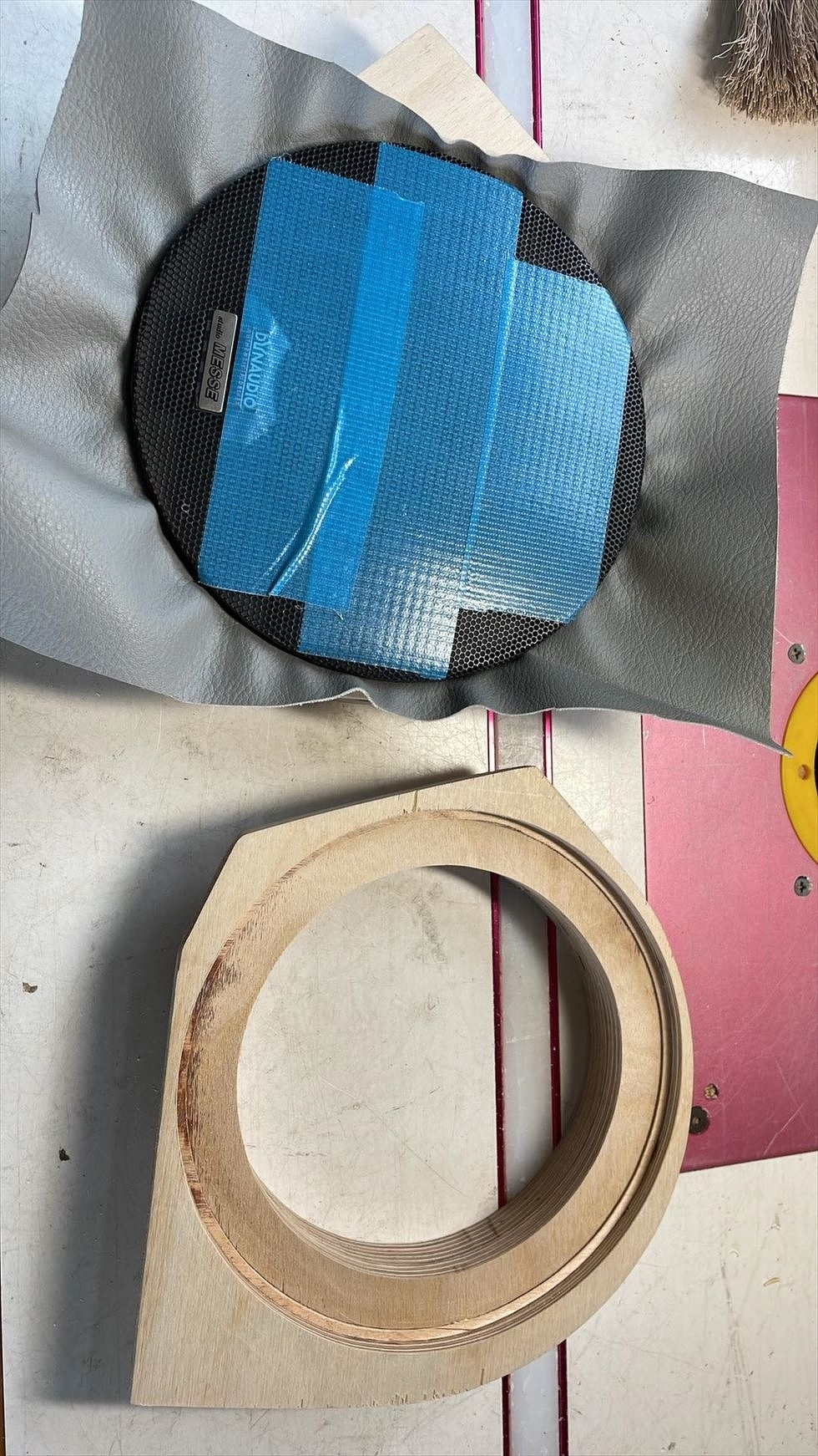 レザーの厚みも調整してカット