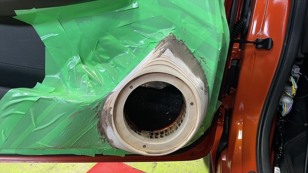 パテを盛って削り細かな隙間を何度かにわけて修正