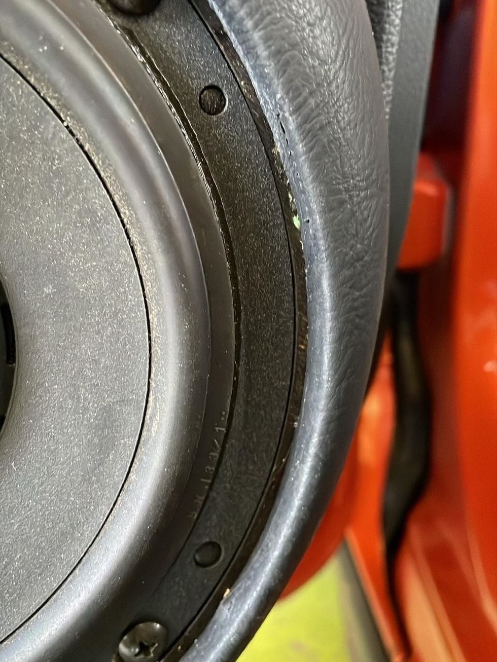 スピーカーの厚みが調整された加工