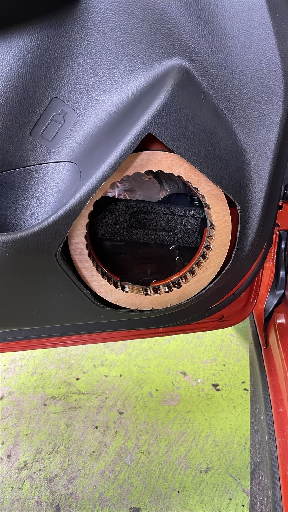 ドアトリムのスピーカー部分をカット