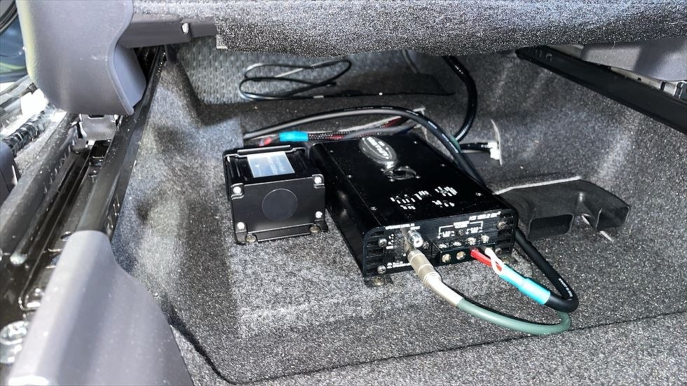 サブウーハーのアンプシートしたに取付