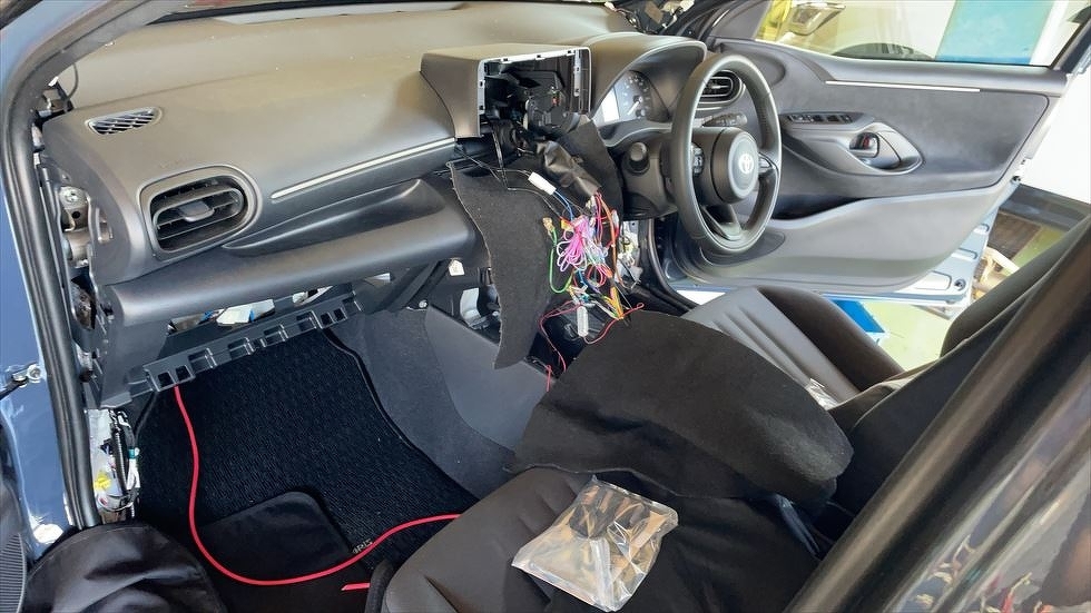 ナビ類、配線作業中の風景