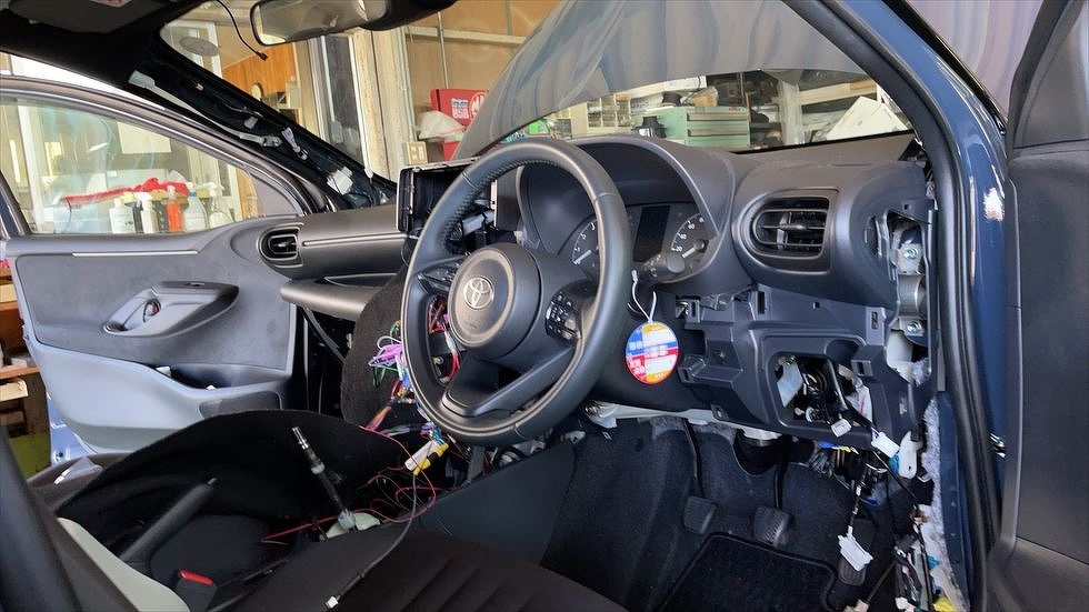 ナビ類、配線作業中の風景