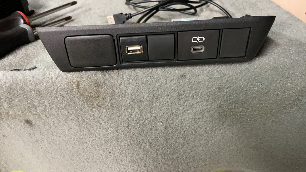 ビートソニック(Beat-Sonic) USBコネクター トヨタ スペアスイッチホール用 USB13