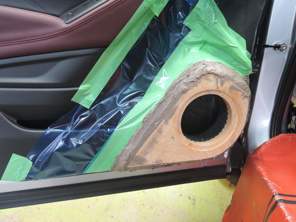 ドアパネルのパテ盛り作業