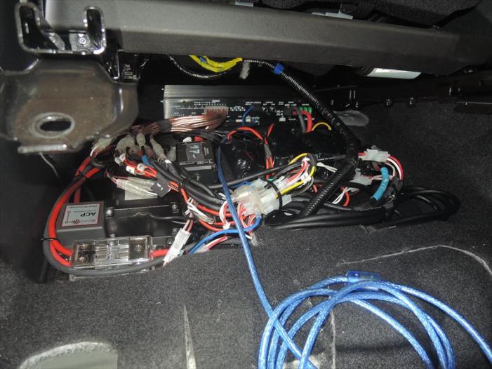 エナジーボックスのキャパシタと電源ヒューズボックス