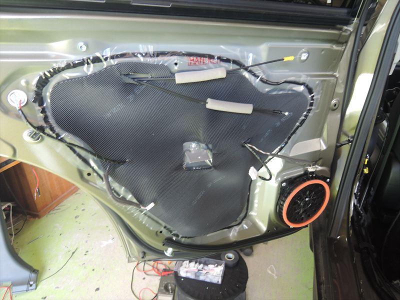 スバルアウトバック　ハーマンカードン仕様車リアドアスピーカー確認