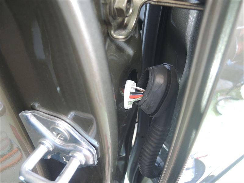 スバルアウトバック　ハーマンカードン仕様車　リアドアコネクター