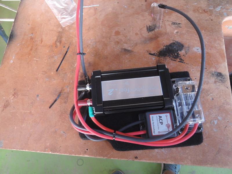 エナジーボックスのキャパシタと電源ヒューズボックス