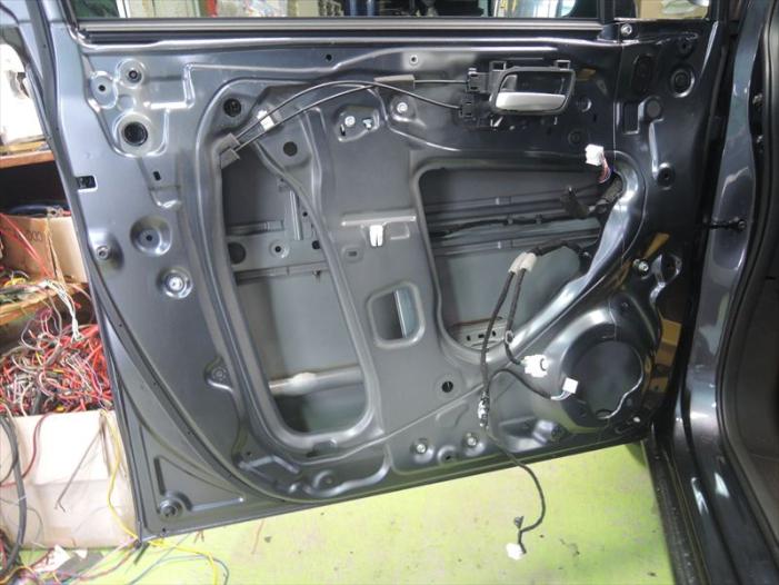 ホンダフリードのドア分解左ドア